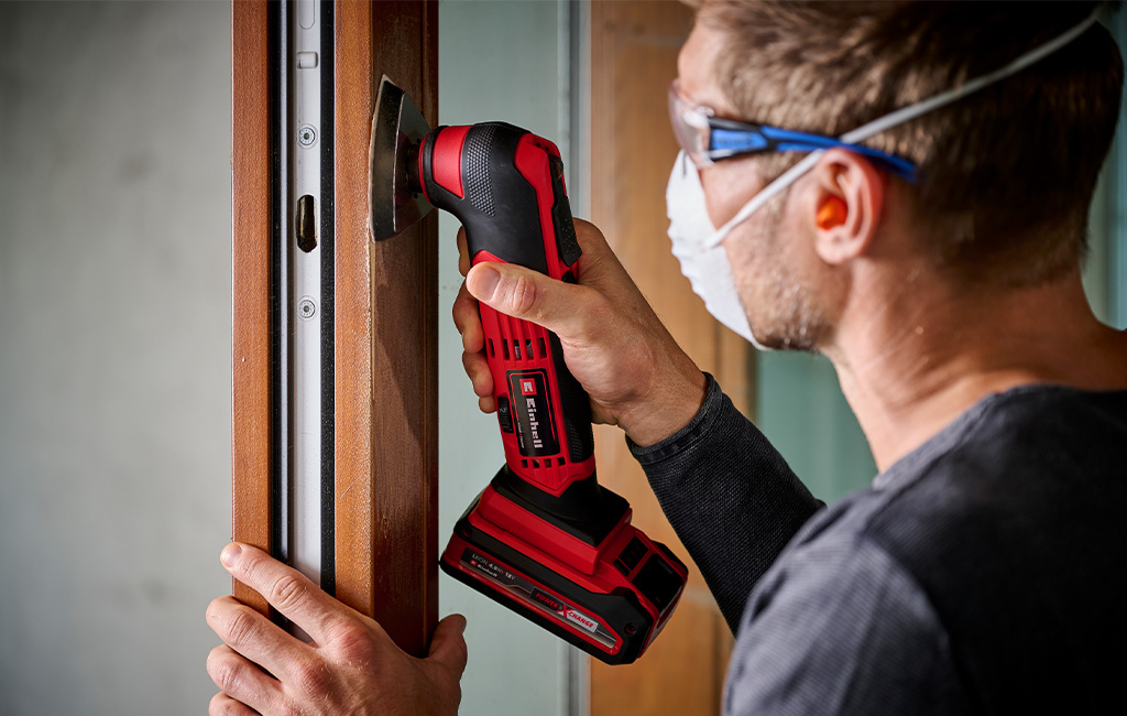 Moški brusi steno z brusilnikom za stene in strope, z besedilom »Na blog zapis«.