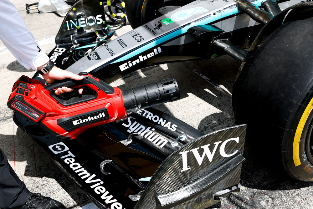 Einhell pihalnik listja usmerjen na sprednje krilo Formule 1.