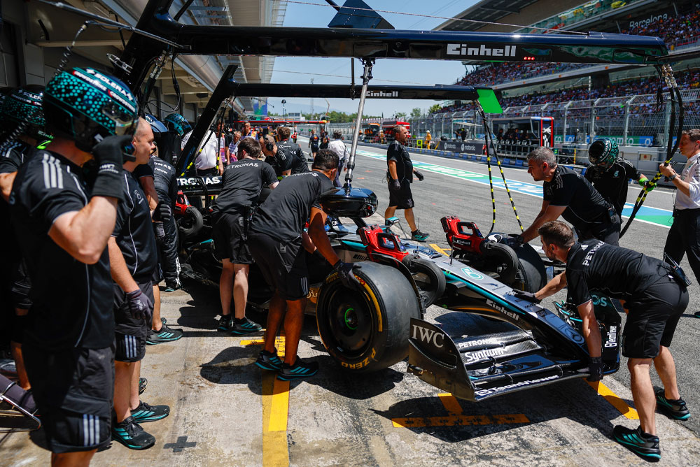 Formula 1 avto se potiska v garažo.