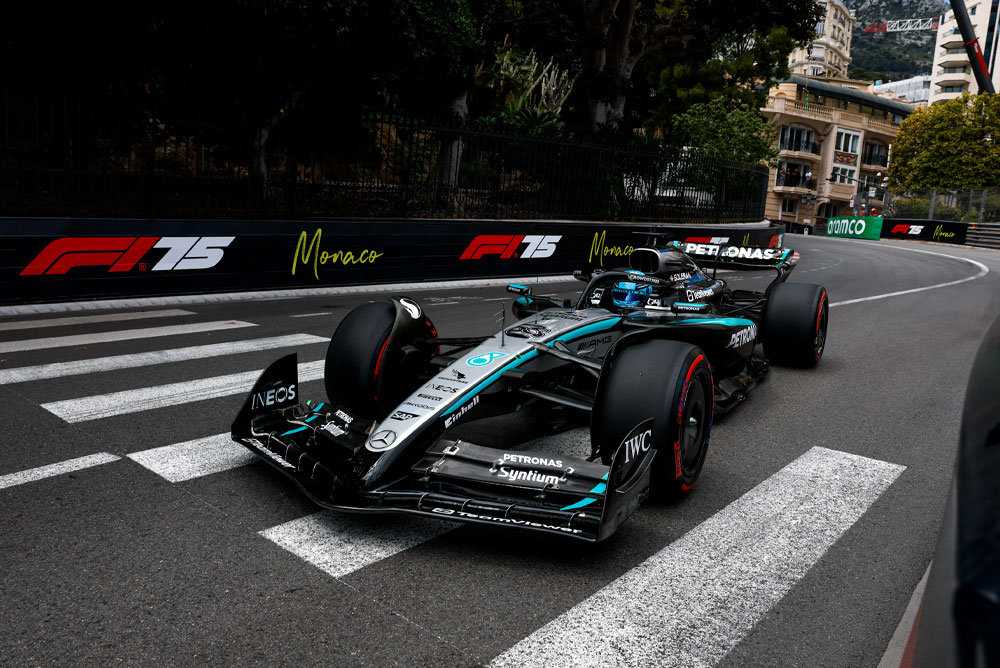 Formula 1 avto na dirkalni stezi.