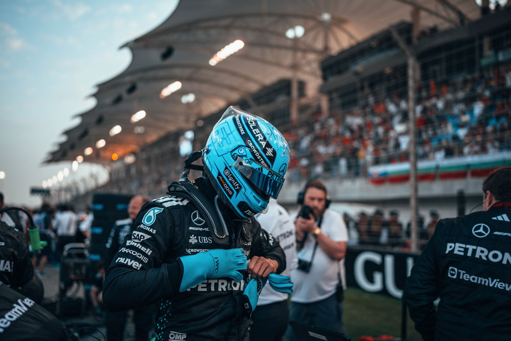 Voznik Formule 1 iz Mercedesa.