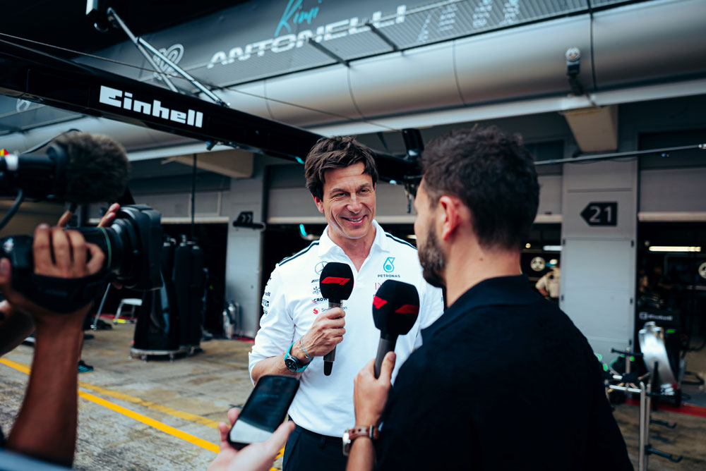 Toto Wolff daje intervju novinarju.