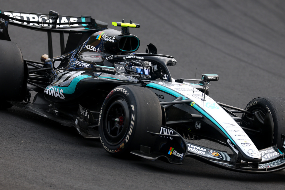 Mercedes F1 dirkalnik na stezi