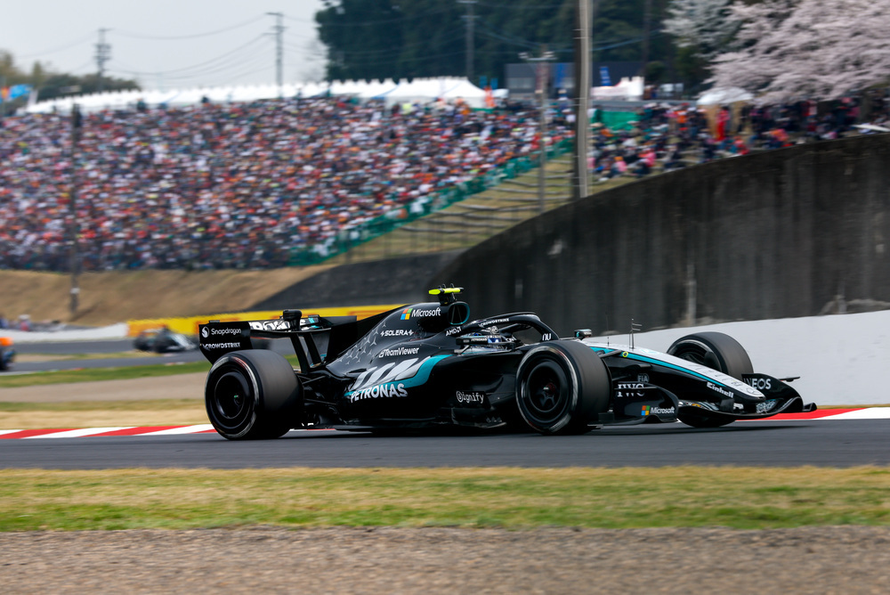 Mercedes F1 dirkalnik drvi v daljavi
