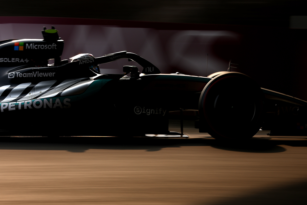 Mercedes F1 dirkalnik na stezi pri šibki svetlobi