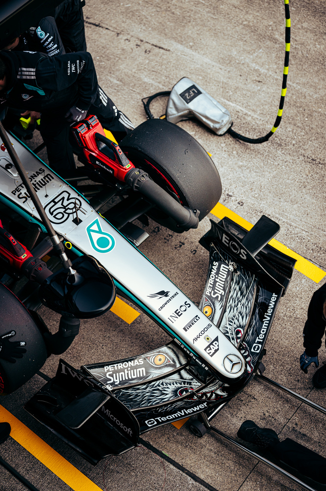 Pogled od zgoraj na Mercedes F1 dirkalnik v garaži
