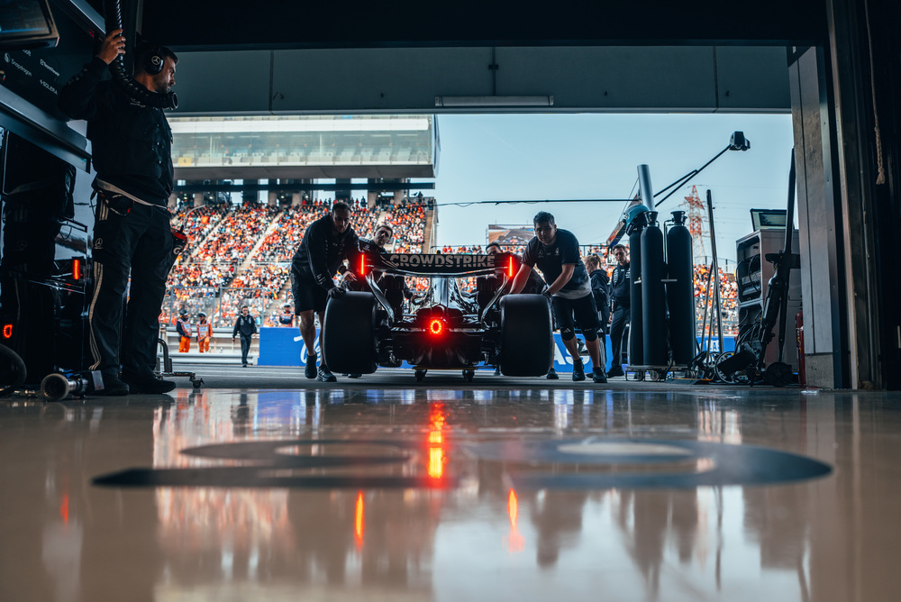 Mercedes F1 dirkalnik vozi mimo polnih tribun