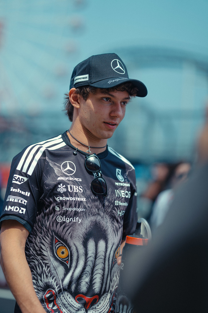 Mercedes F1 voznik v ekipni opremi