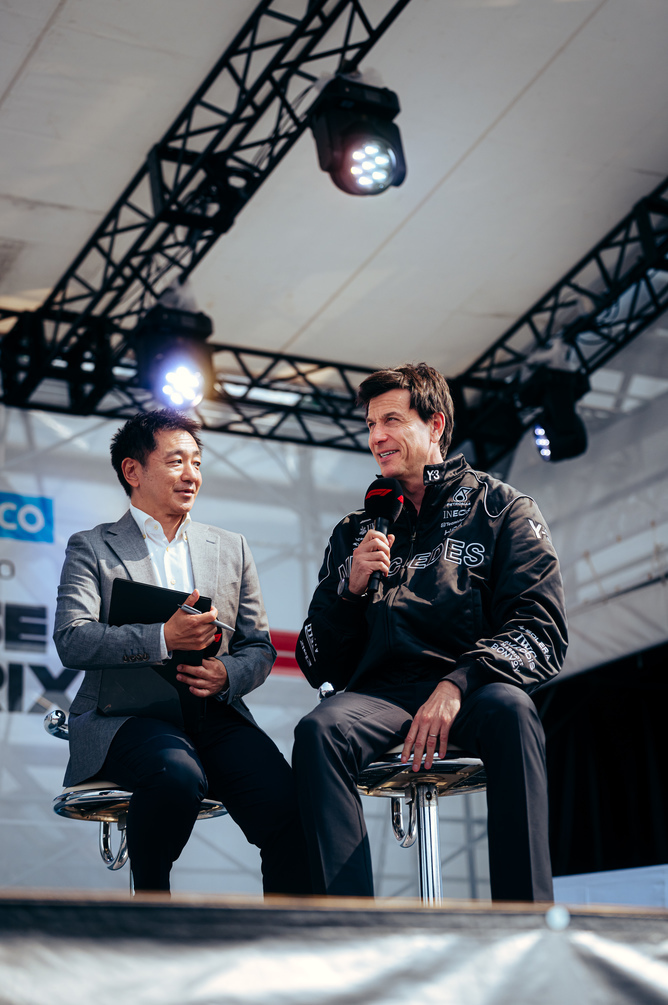 Toto Wolff daje intervju na odru