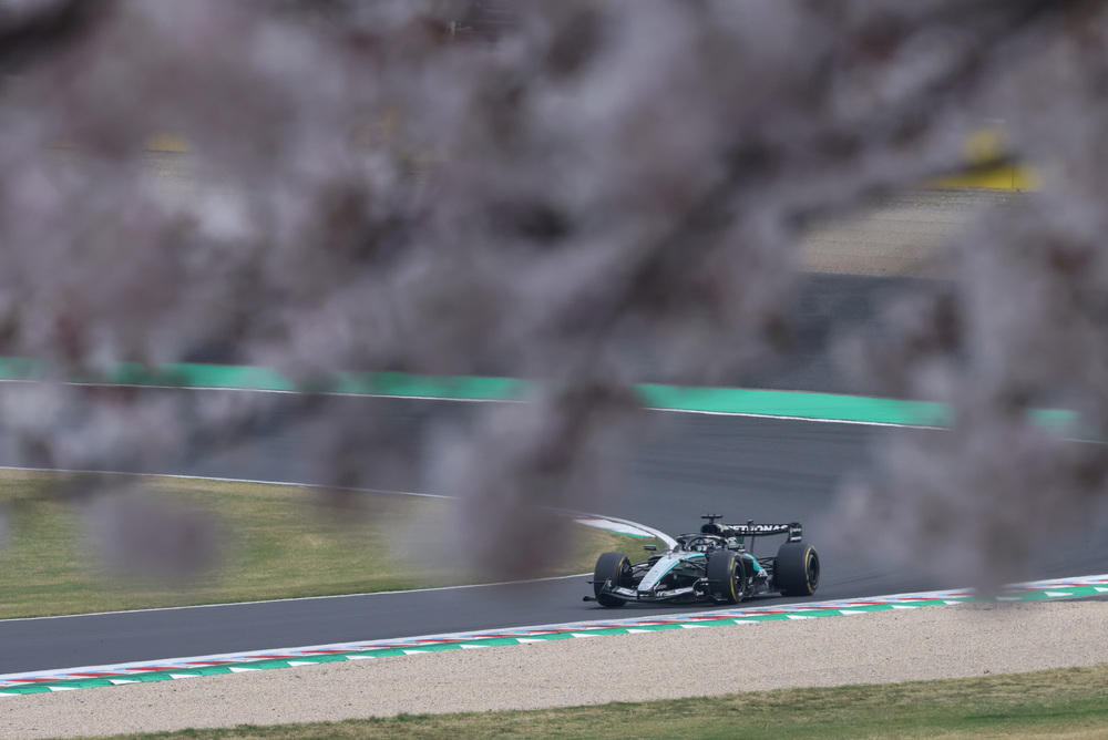Mercedes F1 dirkalnik drvi v daljavi