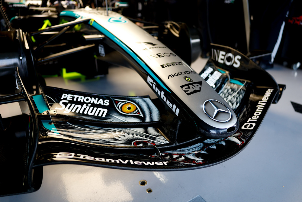 Detajl sprednjega dela Mercedes F1 dirkalnika