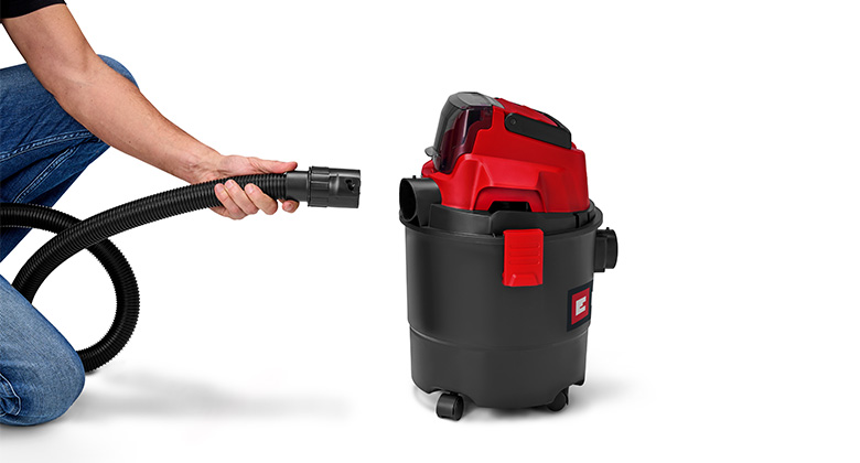 Ein Einhell Nass-Trockensauger, bei dem gezeigt wird, wie der Saugschlauch angeschlossen wird.