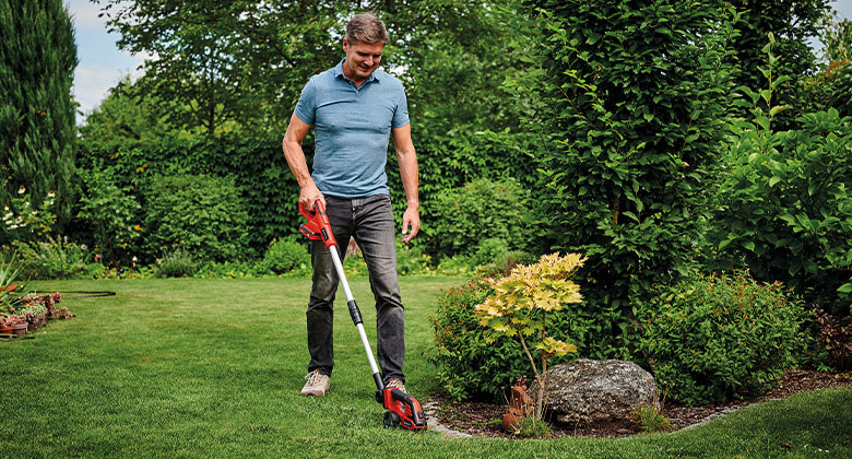 Thanks to the telescopic handle, the grass can be cut with the cordless grass shears in an upright position.